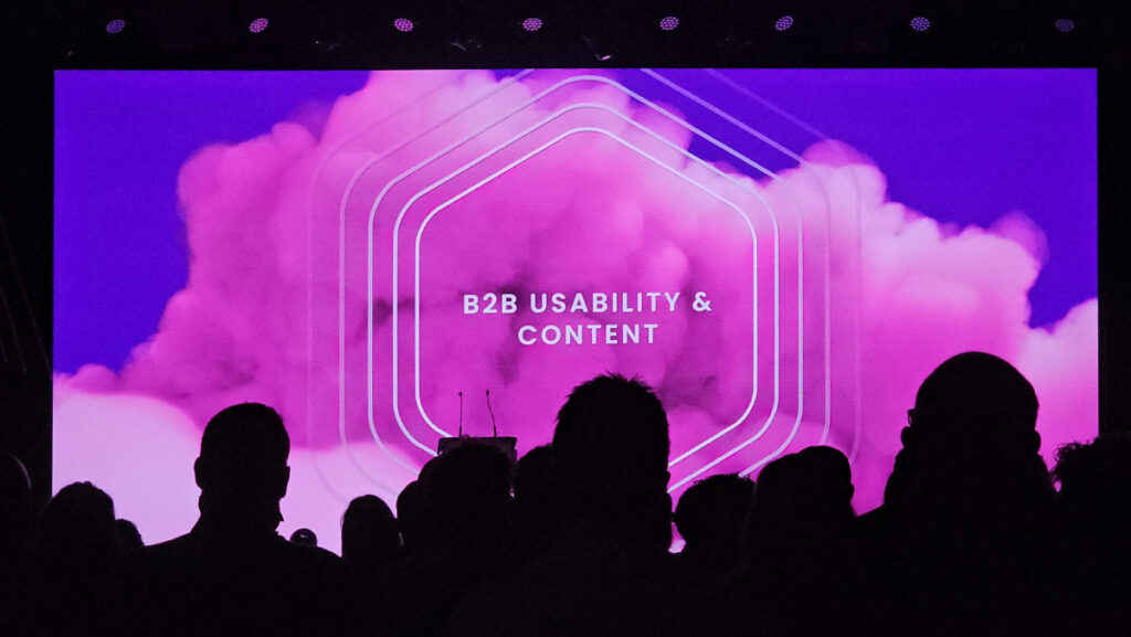 Zuschauer und Teilnehmer betrachten im Saal des Digital Commerce Award 2025 bei der Kategorie "B2b Usability & Content" – festliche Atmosphäre während der Preisverleihung.