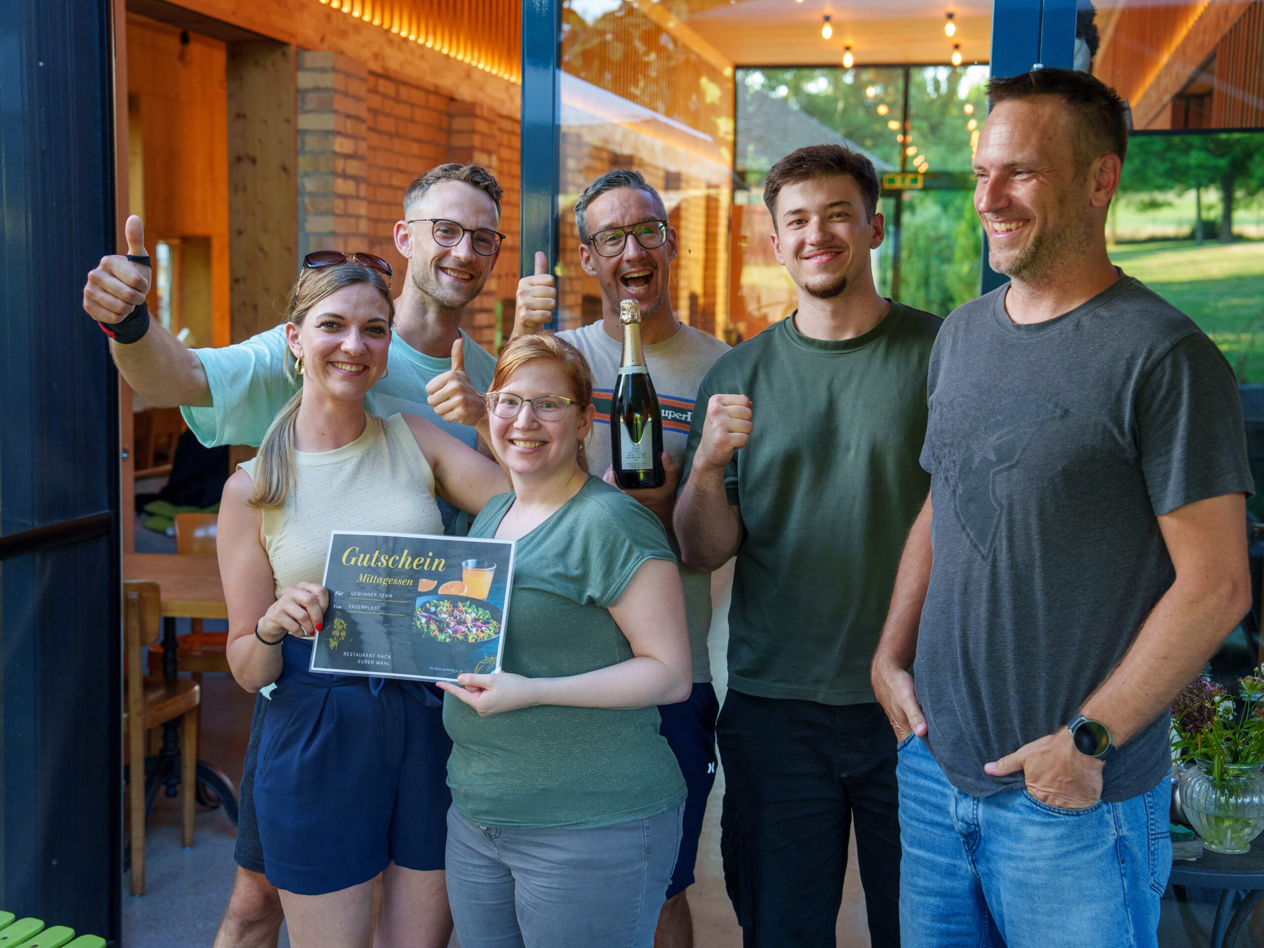 Faserplast Sommerevent 2026: Das Gewinnerteam des Quiz bei der Siegerehrung